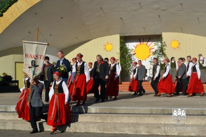 Suntažos aizvadīti novada Dziesmu un deju svētki