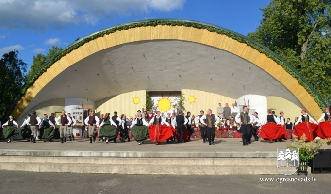 Suntažos aizvadīti novada Dziesmu un deju svētki