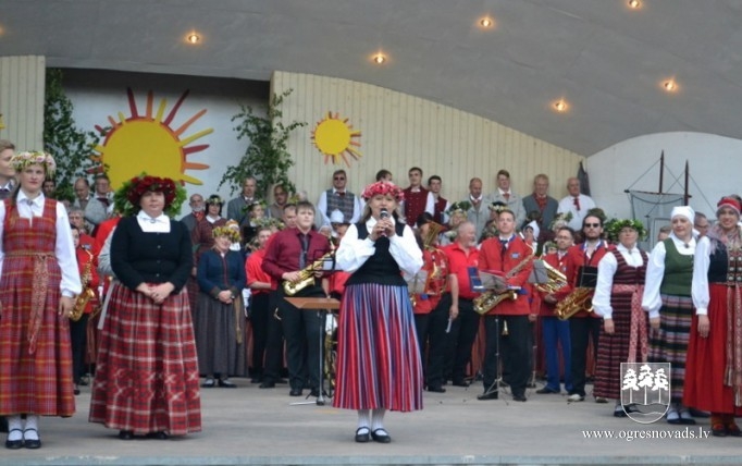 Suntažos aizvadīti novada Dziesmu un deju svētki