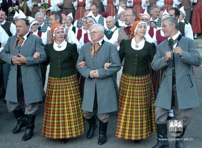 Suntažos aizvadīti novada Dziesmu un deju svētki