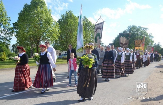 Suntažos aizvadīti novada Dziesmu un deju svētki