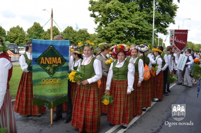Ogres novada dziedātāji un dejotāji piedalījās svētku gājienā