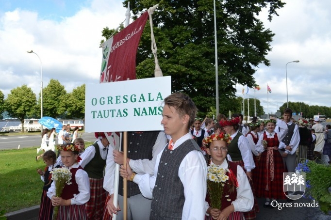 Ogres novada dziedātāji un dejotāji piedalījās svētku gājienā