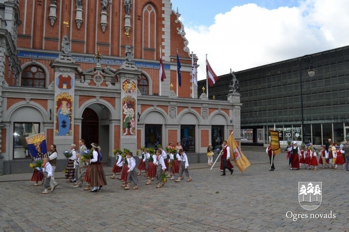 Ogres novada dziedātāji un dejotāji piedalījās svētku gājienā