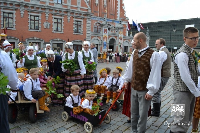 Ogres novada dziedātāji un dejotāji piedalījās svētku gājienā