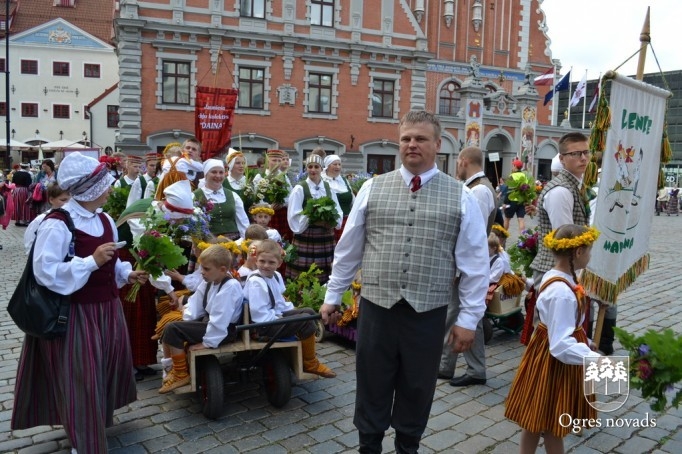 Ogres novada dziedātāji un dejotāji piedalījās svētku gājienā