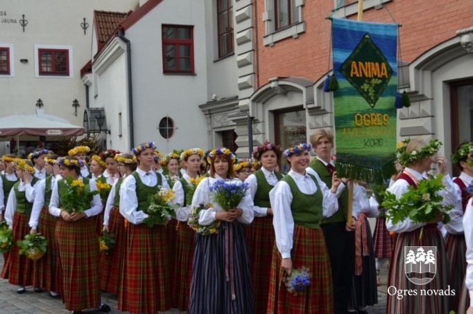 Ogres novada dziedātāji un dejotāji piedalījās svētku gājienā