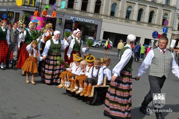 Ogres novada dziedātāji un dejotāji piedalījās svētku gājienā