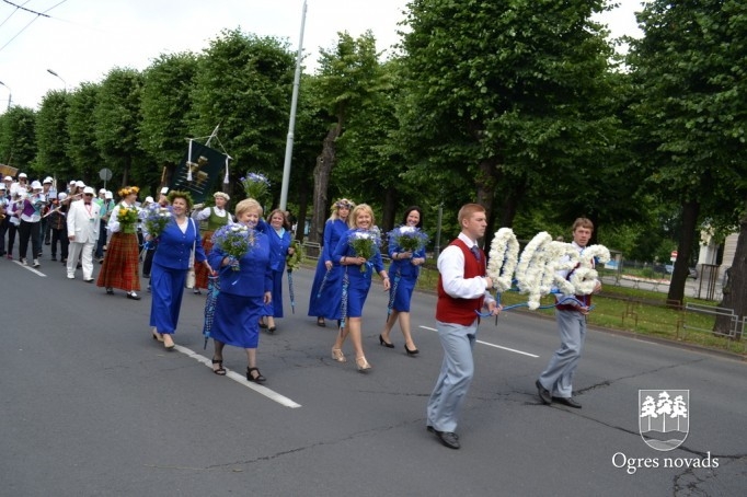 Ogres novada dziedātāji un dejotāji piedalījās svētku gājienā