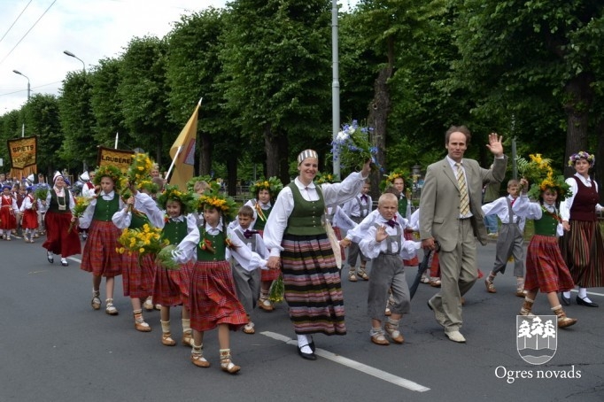 Ogres novada dziedātāji un dejotāji piedalījās svētku gājienā