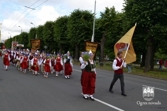 Ogres novada dziedātāji un dejotāji piedalījās svētku gājienā