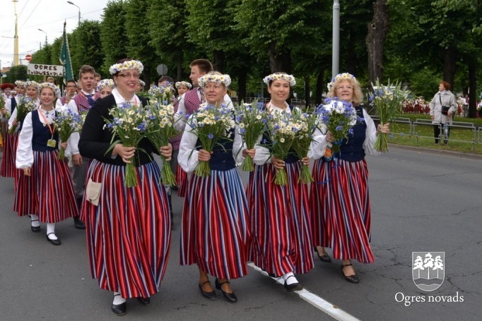 Ogres novada dziedātāji un dejotāji piedalījās svētku gājienā