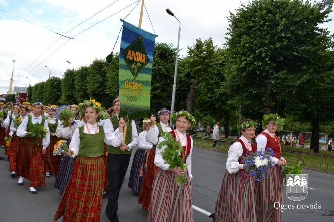 Ogres novada dziedātāji un dejotāji piedalījās svētku gājienā