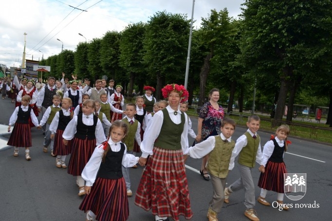 Ogres novada dziedātāji un dejotāji piedalījās svētku gājienā