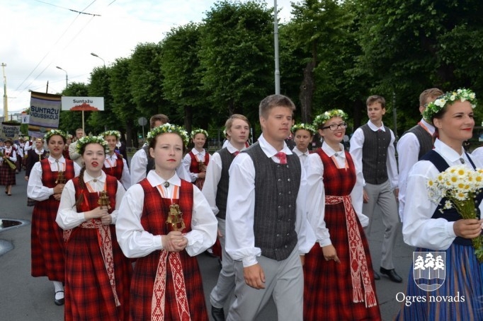 Ogres novada dziedātāji un dejotāji piedalījās svētku gājienā