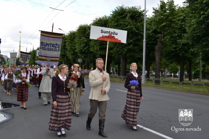 Ogres novada dziedātāji un dejotāji piedalījās svētku gājienā