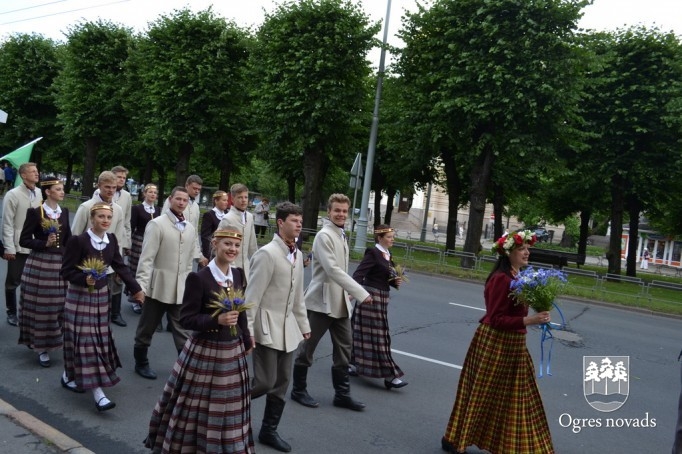 Ogres novada dziedātāji un dejotāji piedalījās svētku gājienā