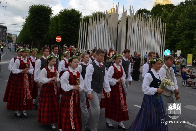 Ogres novada dziedātāji un dejotāji piedalījās svētku gājienā