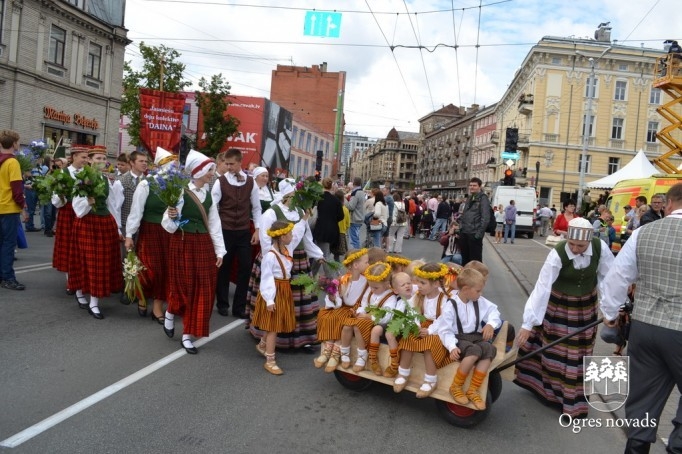Ogres novada dziedātāji un dejotāji piedalījās svētku gājienā