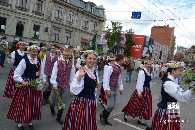 Ogres novada dziedātāji un dejotāji piedalījās svētku gājienā