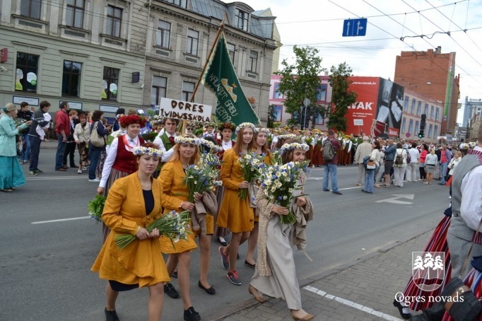 Ogres novada dziedātāji un dejotāji piedalījās svētku gājienā