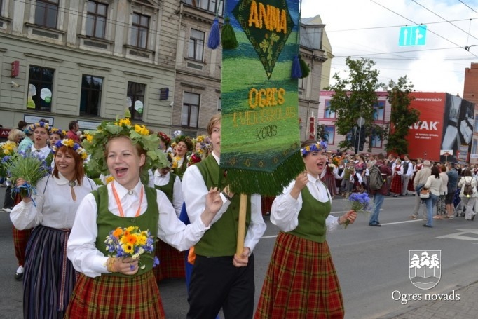 Ogres novada dziedātāji un dejotāji piedalījās svētku gājienā