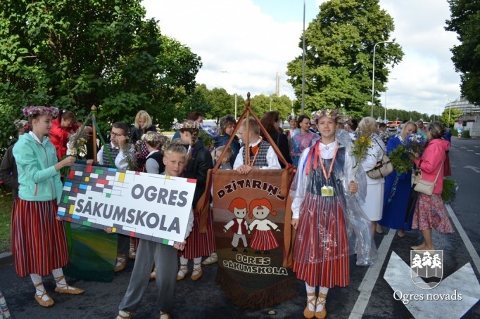Ogres novada dziedātāji un dejotāji piedalījās svētku gājienā
