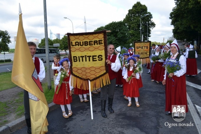 Ogres novada dziedātāji un dejotāji piedalījās svētku gājienā