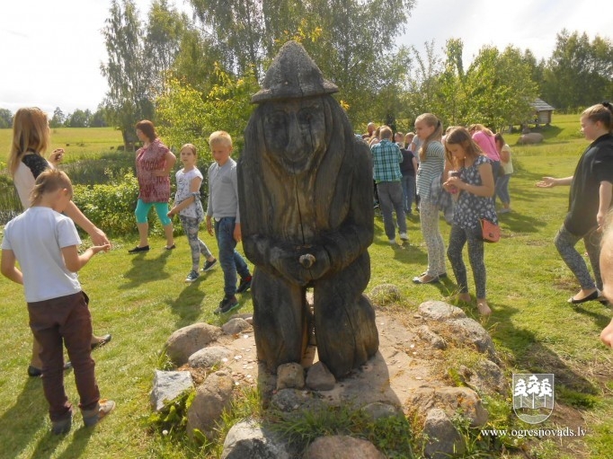 Ogres sākumskolas BDK "Dzītariņš" dejo un atpūšas Igaunijā