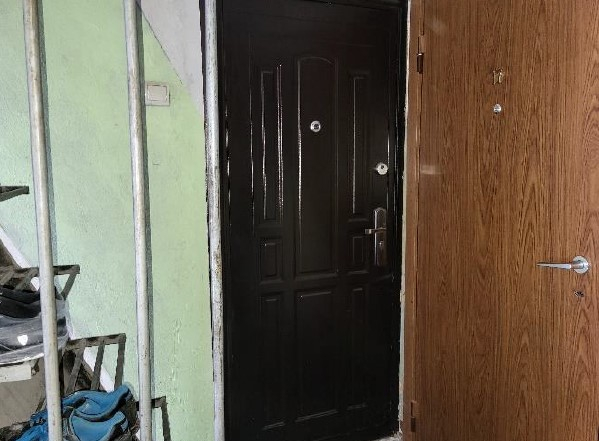 Nekustamā īpašuma Skolas ielā 5-16, Lauberē, izsole. Dzīvokļa ārdurvis