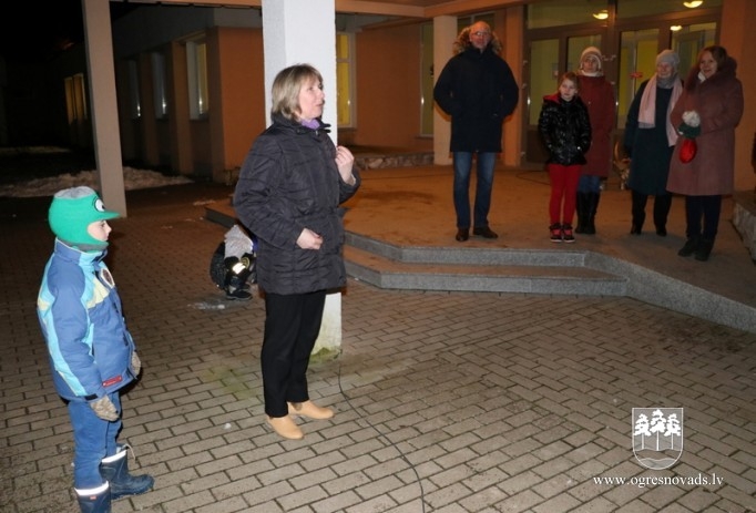 Lauberē šogad pirmo reizi iedegta svētku egle