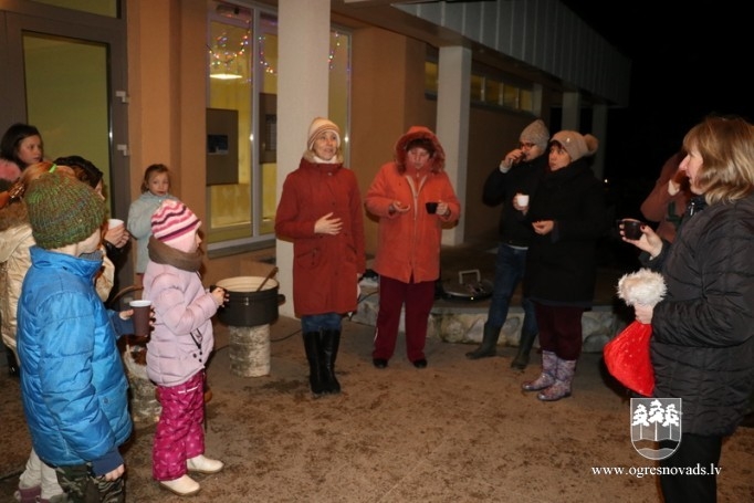 Lauberē šogad pirmo reizi iedegta svētku egle