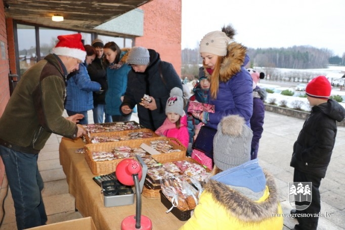 Madlienā iededz svētku egli