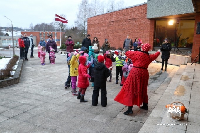 Madlienā iededz svētku egli