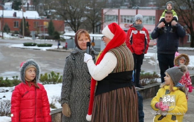 Madlienā iededz svētku egli