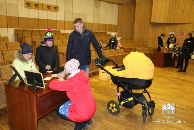 Madlienā iededz svētku egli