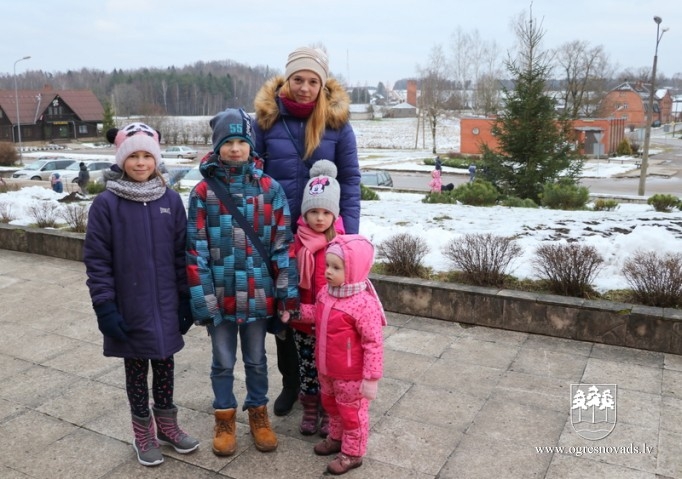 Madlienā iededz svētku egli