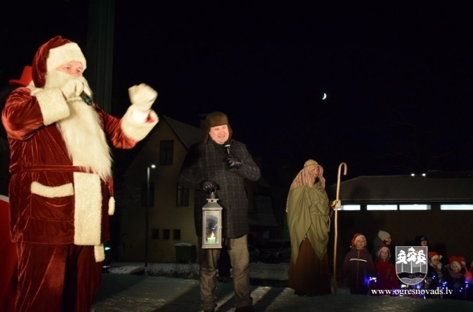 Ogrē iedegta lielā Ziemassvētku egle