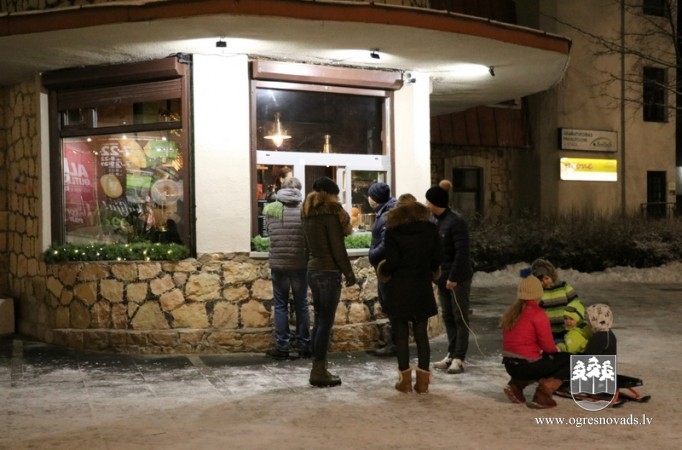 Ogrē iedegta lielā Ziemassvētku egle