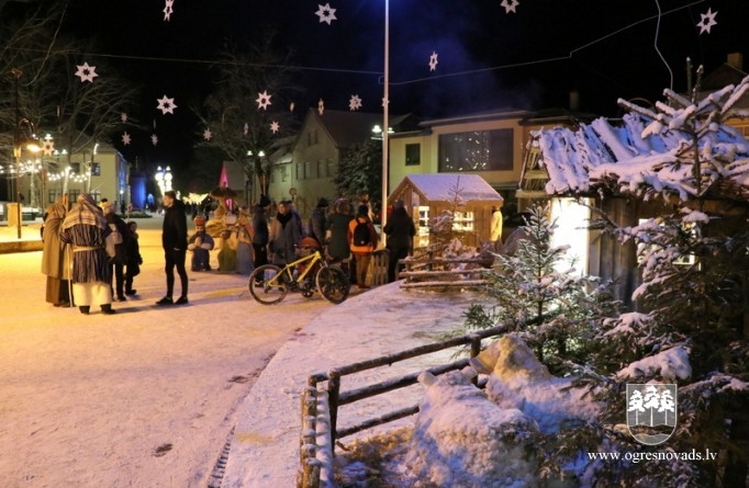 Ogrē iedegta lielā Ziemassvētku egle