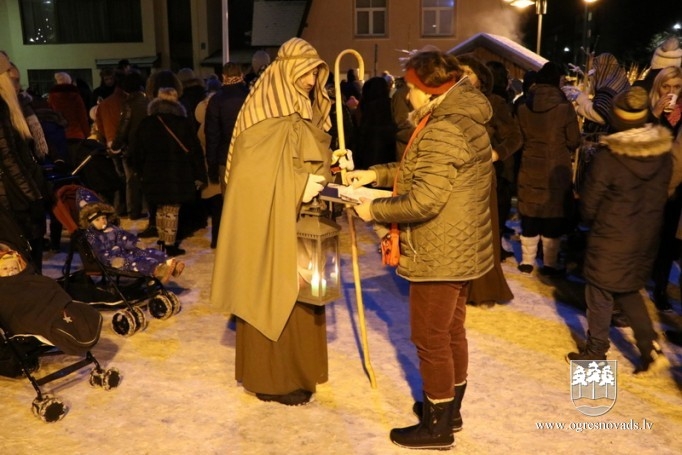Ogrē iedegta lielā Ziemassvētku egle