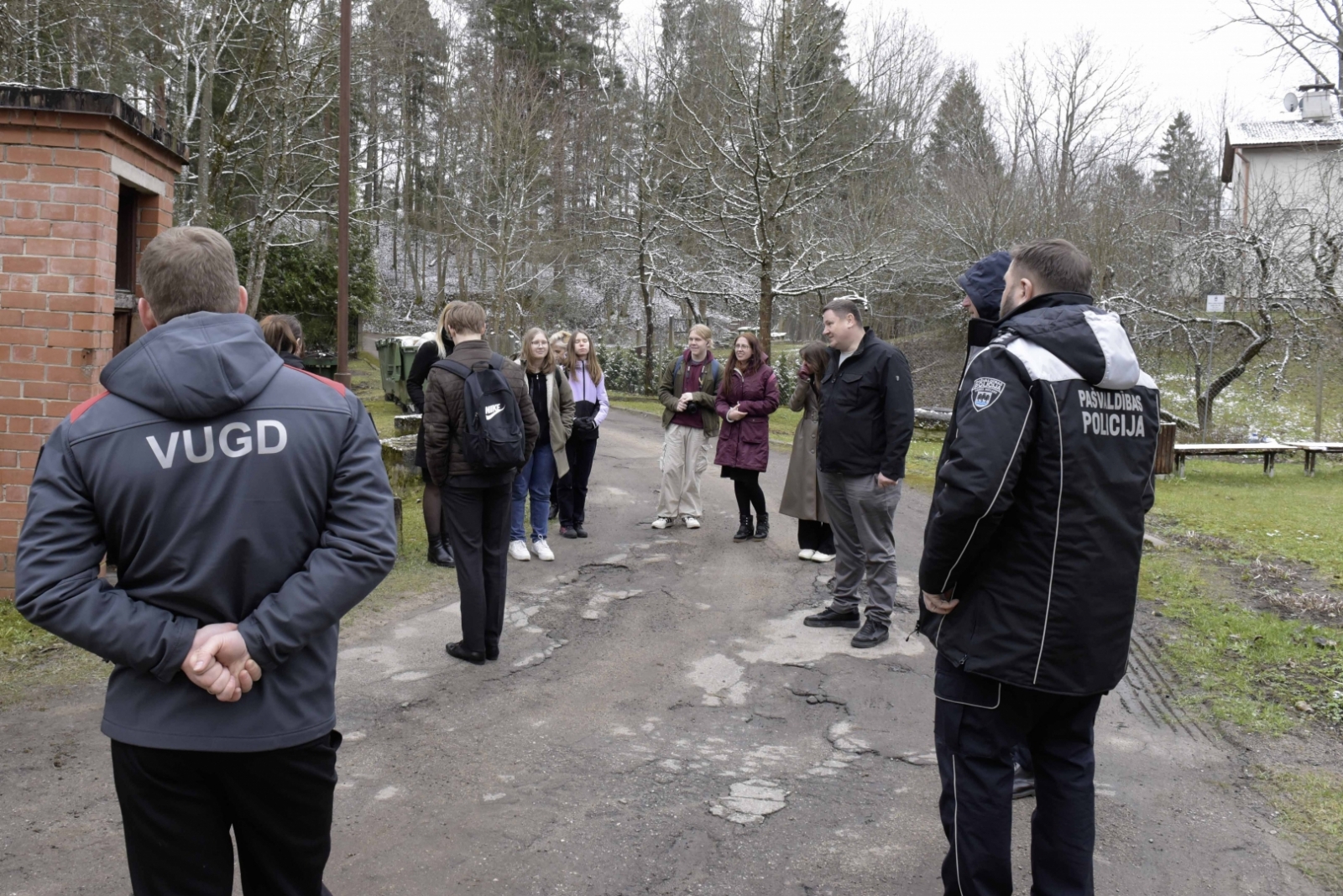 Jaunieši ēnu dienas ietvaros apmeklē patvertni