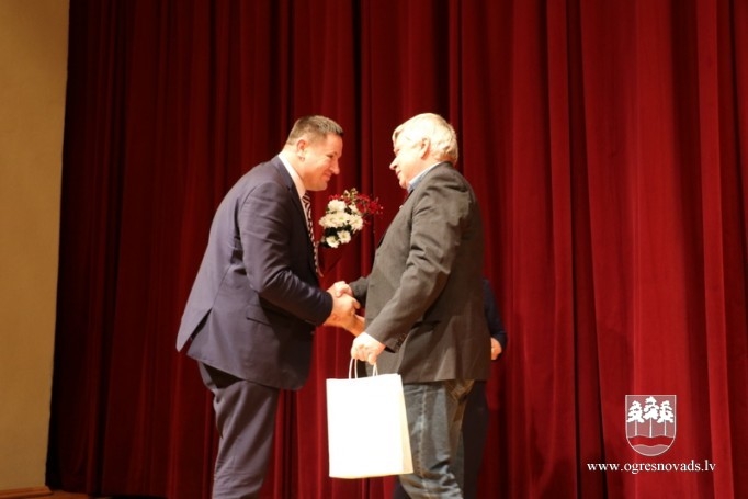 Uzņemta dokumentālā filma par lauku skolām Ogres novadā