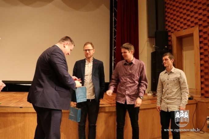 Uzņemta dokumentālā filma par lauku skolām Ogres novadā