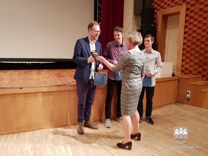 Uzņemta dokumentālā filma par lauku skolām Ogres novadā