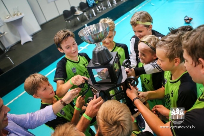 "Ogres Vilku" komanda izcīna "Unihoc Riga Cup 2018" kausu