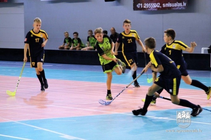 Florbola sezonu komanda “Ogres vilki” sāk ar uzvaru Kuldīgā