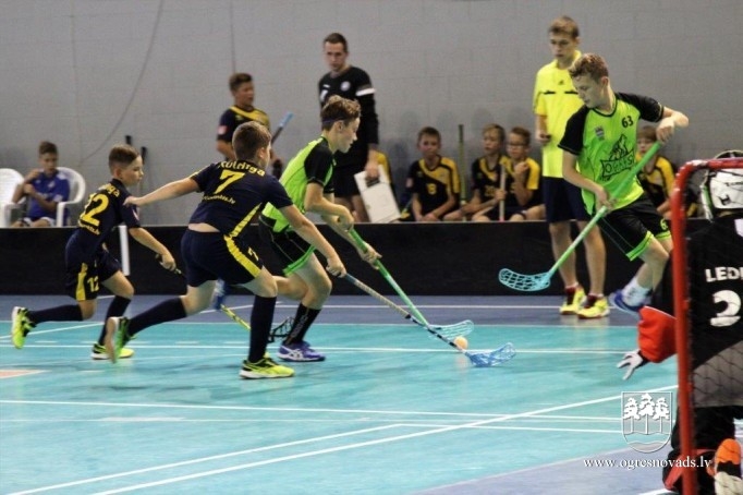 Florbola sezonu komanda “Ogres vilki” sāk ar uzvaru Kuldīgā