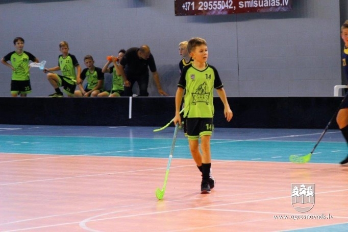 Florbola sezonu komanda “Ogres vilki” sāk ar uzvaru Kuldīgā
