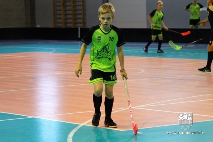 Florbola sezonu komanda “Ogres vilki” sāk ar uzvaru Kuldīgā